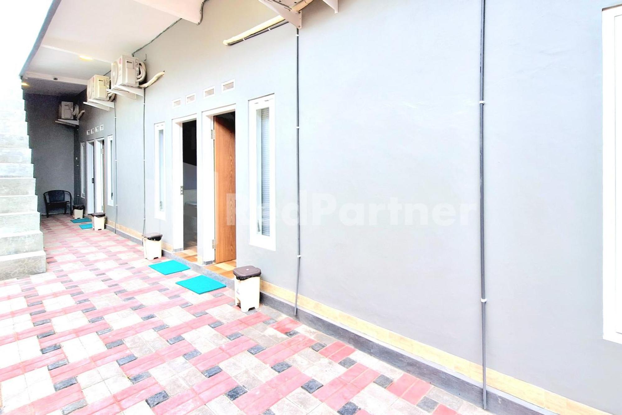 谏义里 Griya Prashasta Mitra Reddoorz酒店 外观 照片